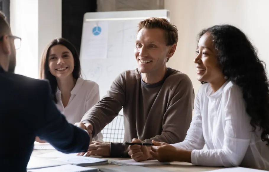 tre glada medabetare i möte