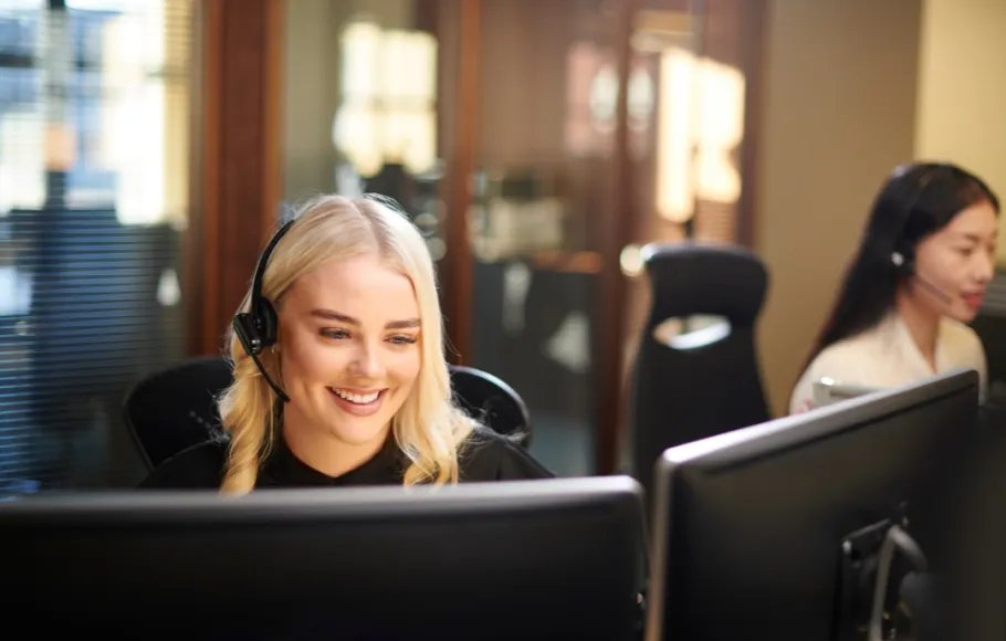 Glad kvinna i kundservice