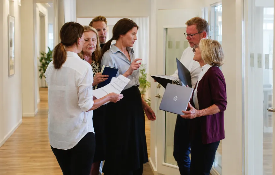 stressad chef i mitten av flera medarbetare