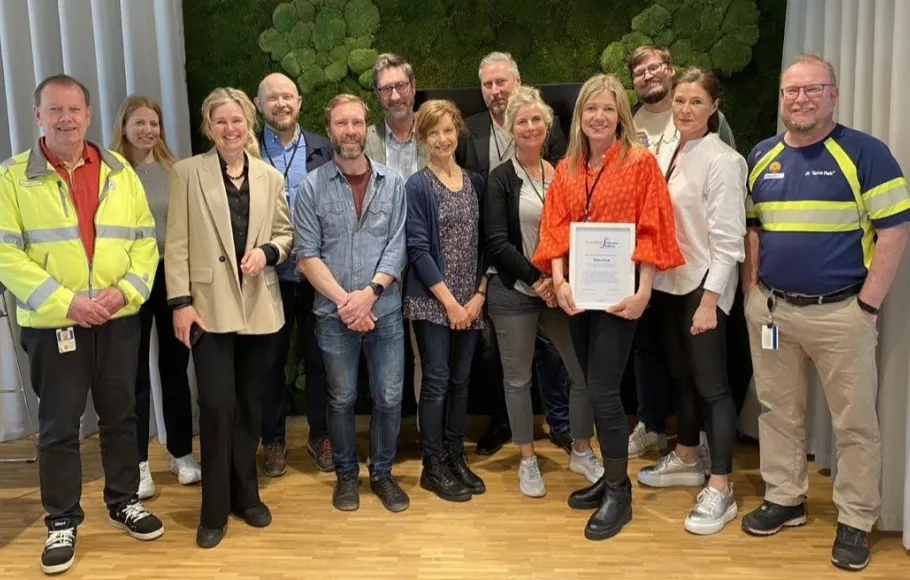 Främre raden: Magnus Nilsson Huvudskyddsombud, Marie Sandin VD AB Tetra Pak, Martin Carlsson ordf Tetra Pak IF, Ulrika Welin Ergonom Företagshäl...