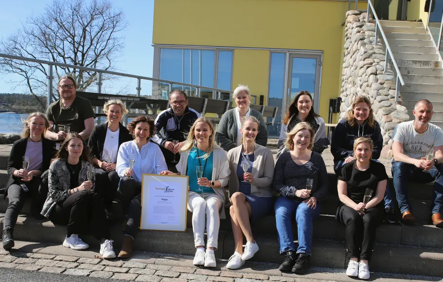 Närmast diplomet: Ulrica Björn, HR-chef, Emma-Maria Kånåhols, Bolagschef och Kristin Krylberg, HR Specialist Arbetsmiljö och Hälsa. Omgivna a...