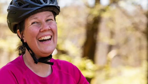 kvinna i cykelhjälm