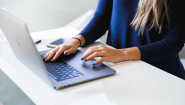 kvinna vid laptop