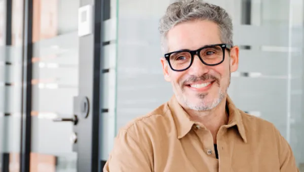 man pratar med kollega