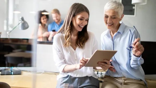 yngre och äldre kvinnor jobbar tillsammans