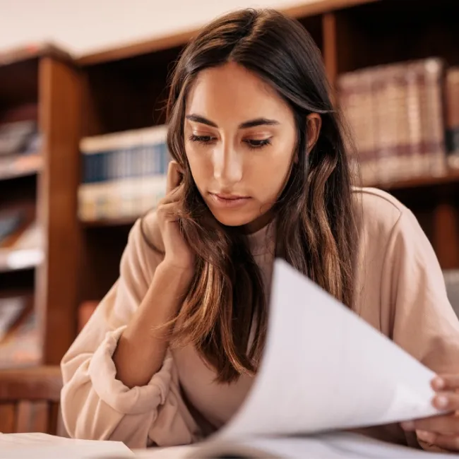 Student läser en bok