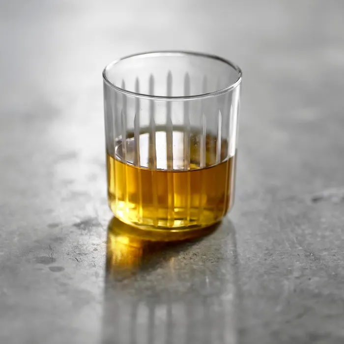 glas alkohol på bordet