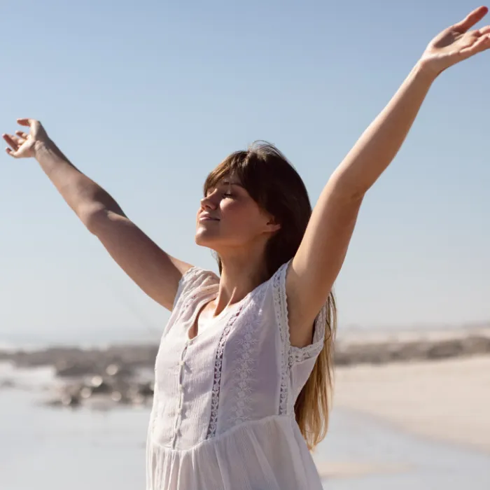 Kvinna med händerna i luften