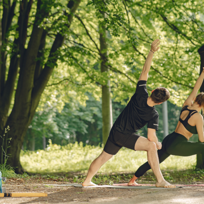 Par som tränar pilates
