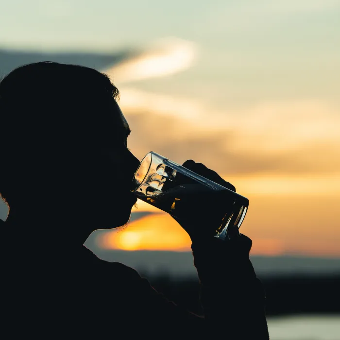 Man som dricker öl