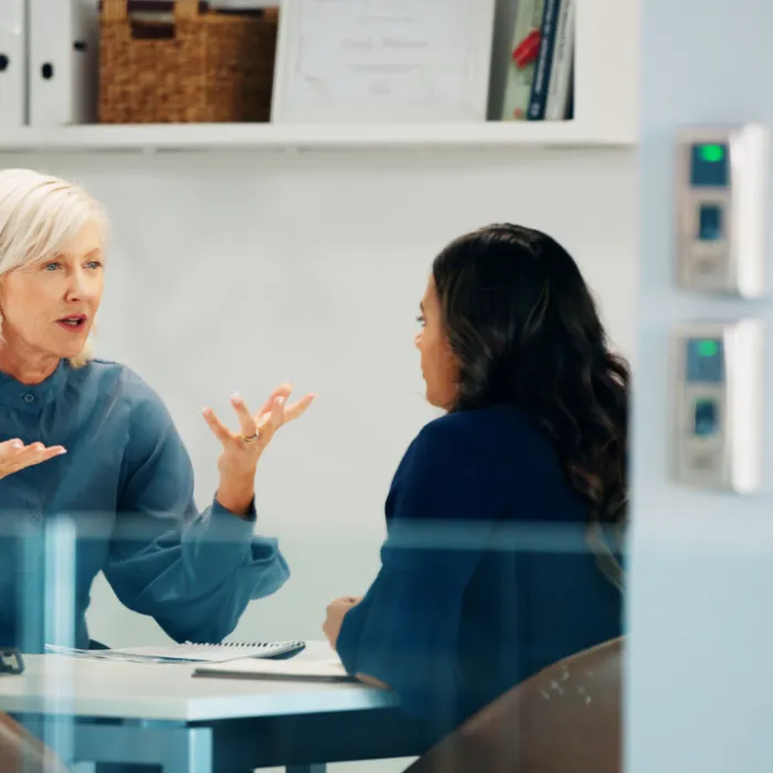 en chef och en medarbetare i seriöst samtal