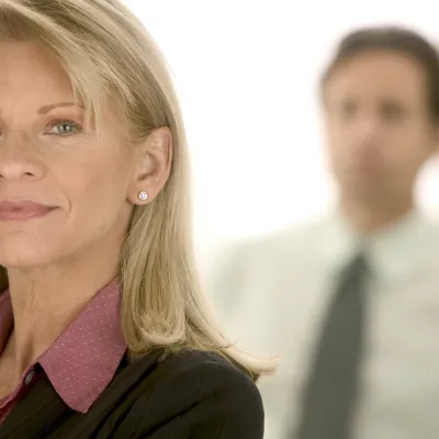 kvinna m suddig man i bakgrund