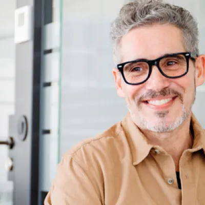 man pratar med kollega