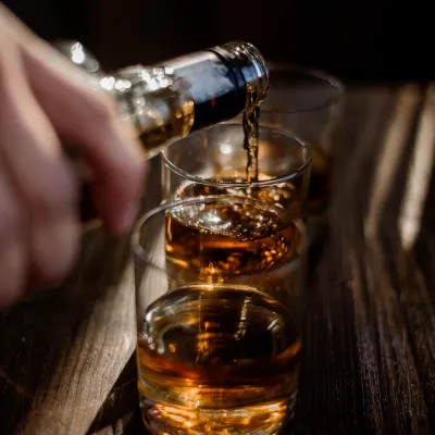 häller upp alkohol