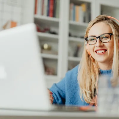 Kvinna som ser på datorn