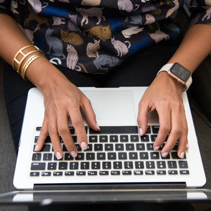 Kvinnas händer på dator