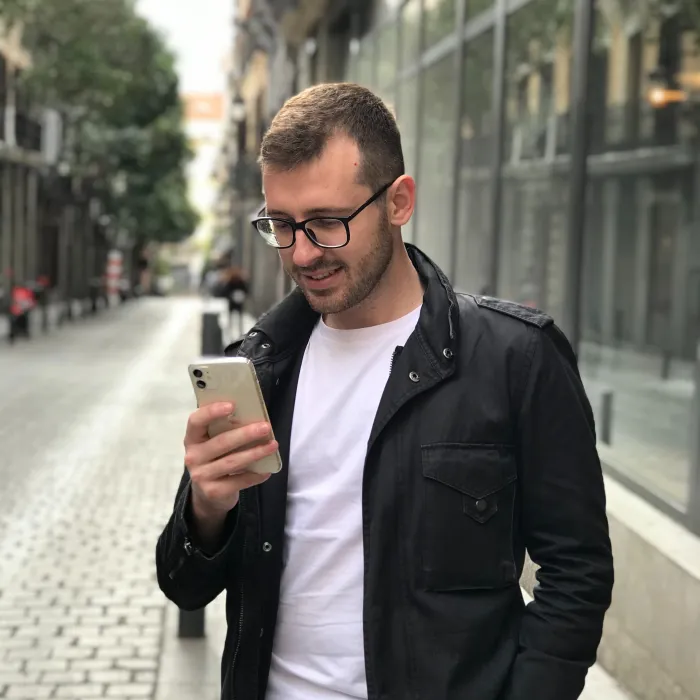tittar på mobil