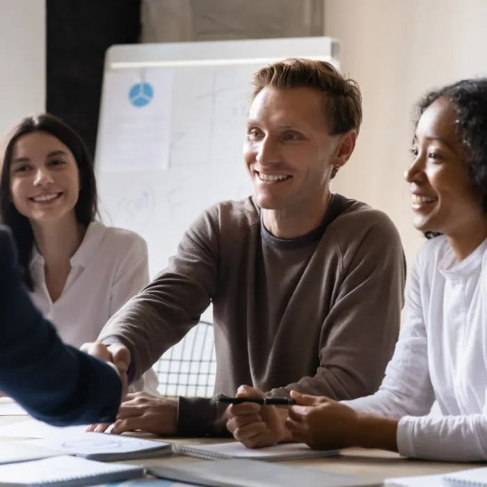 tre glada medabetare i möte