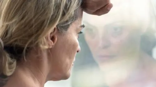 tittar genom fönster