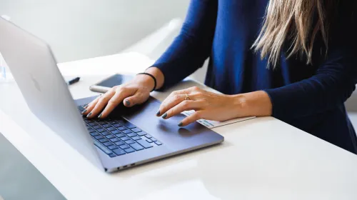 kvinna vid laptop