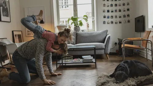 leker i vardagsrummet