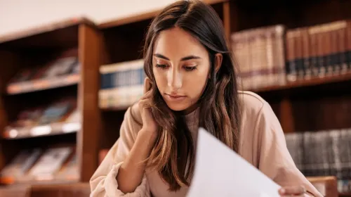Student läser en bok