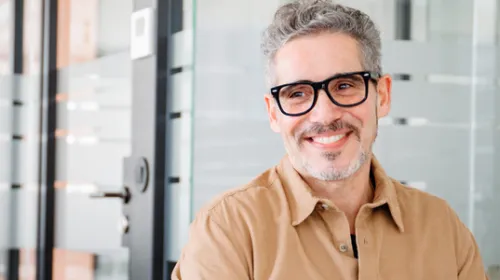 man pratar med kollega