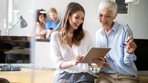 yngre och äldre kvinnor jobbar tillsammans