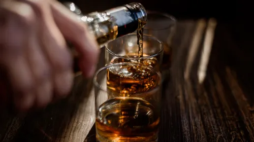 häller upp alkohol