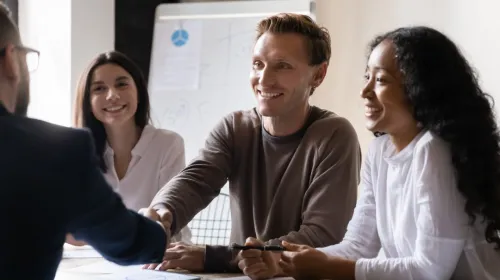 tre glada medabetare i möte